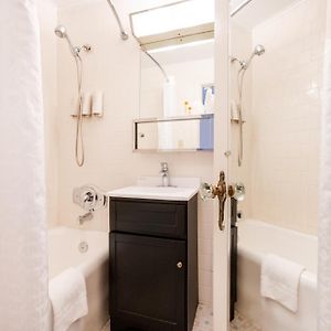 Deluxe Queen Studio