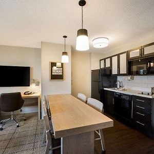 One-Bedroom Queen Suite