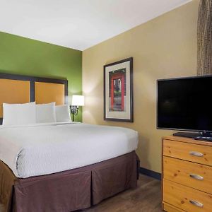 Deluxe Studio 1 Queen Bed Non-Smoking