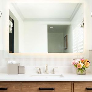 King Room Bath Tub Mobility Access