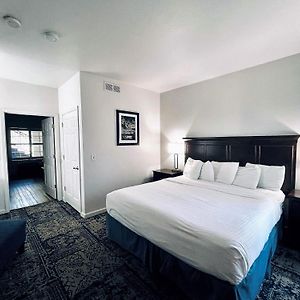 Deluxe King Suite