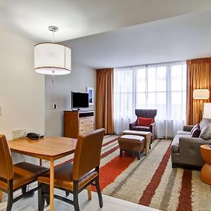 One-Bedroom Queen Suite