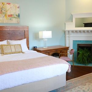 Deluxe Queen Suite