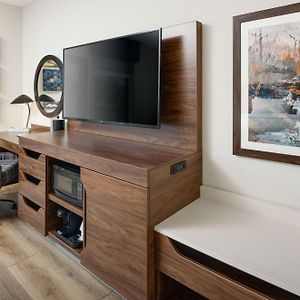King Room Hearing Accessible or Non-Smoking
