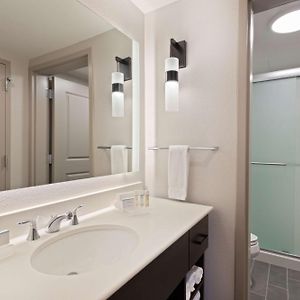 King Suite Hearing Access or Non-Smoking