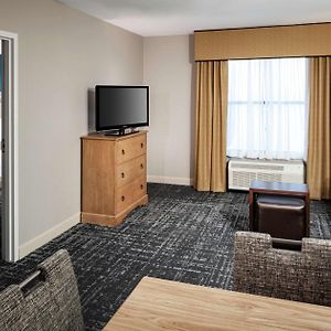 One-Bedroom Queen Suite