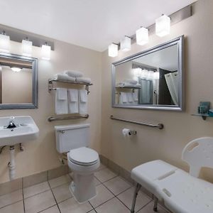 King Room Bath Tub Mobility Access or Non-Smoking