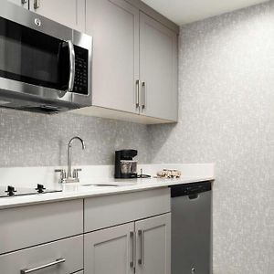 One-Bedroom Queen Suite