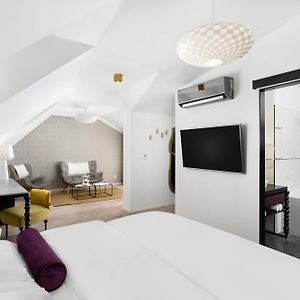 Petite King Suite