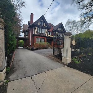 Deluxe Annex Queen Room