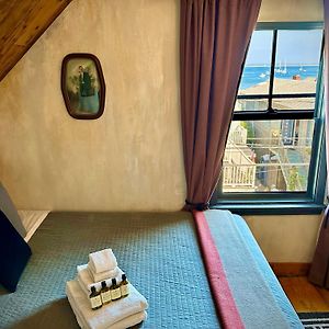 Crew'S Quarters Boarding House - Caters To Men