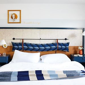 1 KING BED RETRO CLASSIC