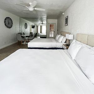 Studio Two Queen Beds