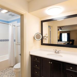 Colonial Queen Room