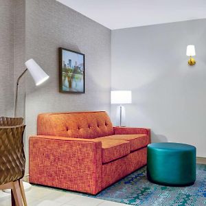 One-Bedroom Queen Suite