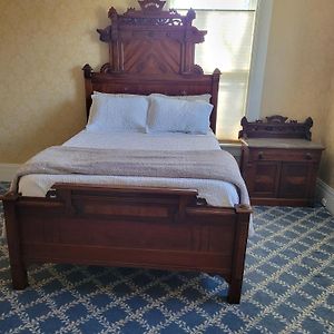 Deluxe Queen Suite