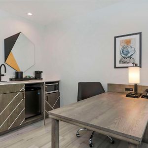 One-Bedroom Corner King Suite Hearing accessible