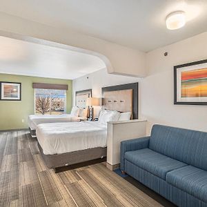 One-Bedroom Queen Suite
