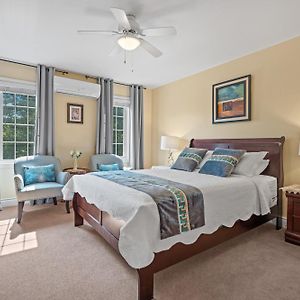 Deluxe Queen Suite
