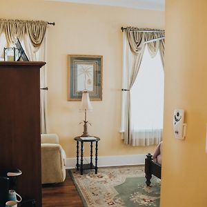 Palm King Suite