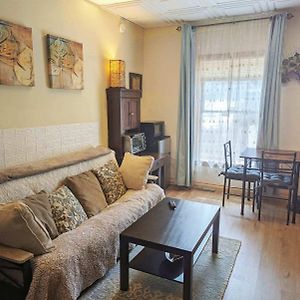 Uptown Area, Cozy King Suite, Quiet And Private, Free Parking, Walk To Restaurants