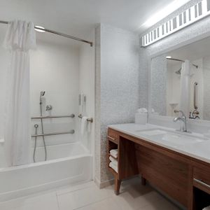 King Suite Hearing Access or Non-Smoking