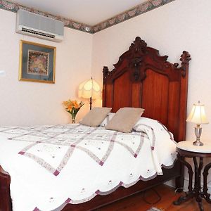 Premier Queen Room