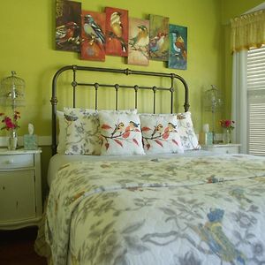 Queen Room Garden View