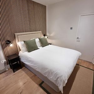 Deluxe One-Bedroom Apartment