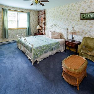 Annex Queen Room