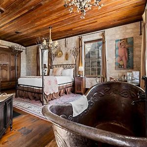 1 Bedroom Suite On Main Street