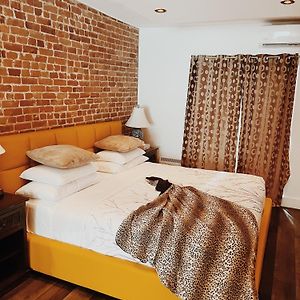 Deluxe Queen Suite
