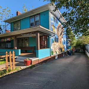 Bon Paul & Sharky'S Hostel