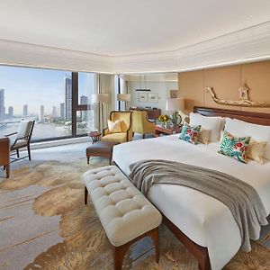 Deluxe One-Bedroom King Suite