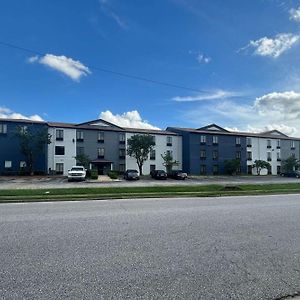 Quality Inn & Suites At Airport Blvd I-65