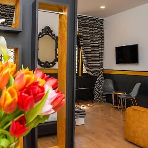 Deluxe Queen Suite