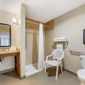 Queen Suite Mobility accessible
