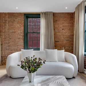 Deluxe One-Bedroom Apartment