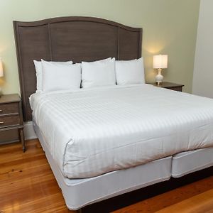 Deluxe One-Bedroom King Suite