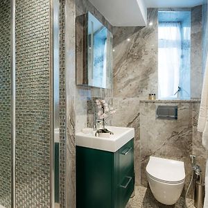 Deluxe Two-Bedroom Apartment
