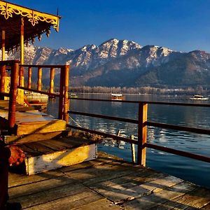 Merry Dawn Houseboat