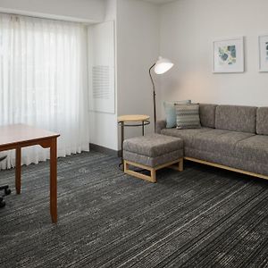 One-Bedroom Queen Suite