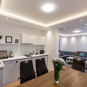 Deluxe Three-Bedroom Apartment