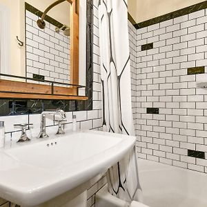 Classic Queen Room