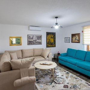 Deluxe One-Bedroom Apartment