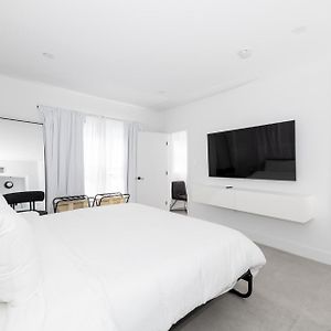 Deluxe One-Bedroom Apartment
