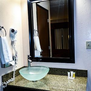 1 Queen Bed Deluxe Room Smoking
