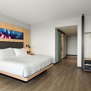 Corner King Room