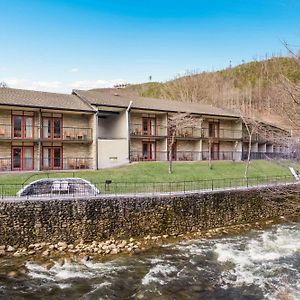 Econo Lodge Inn & Suites On The River