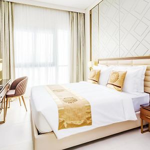 Deluxe One-Bedroom Apartment